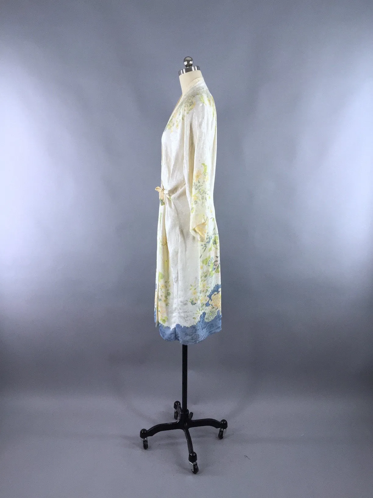 Vintage 1920s-1930s Silk Kimono Robe / White Floral Chinoiserie / Silk Wrapper / Flapper